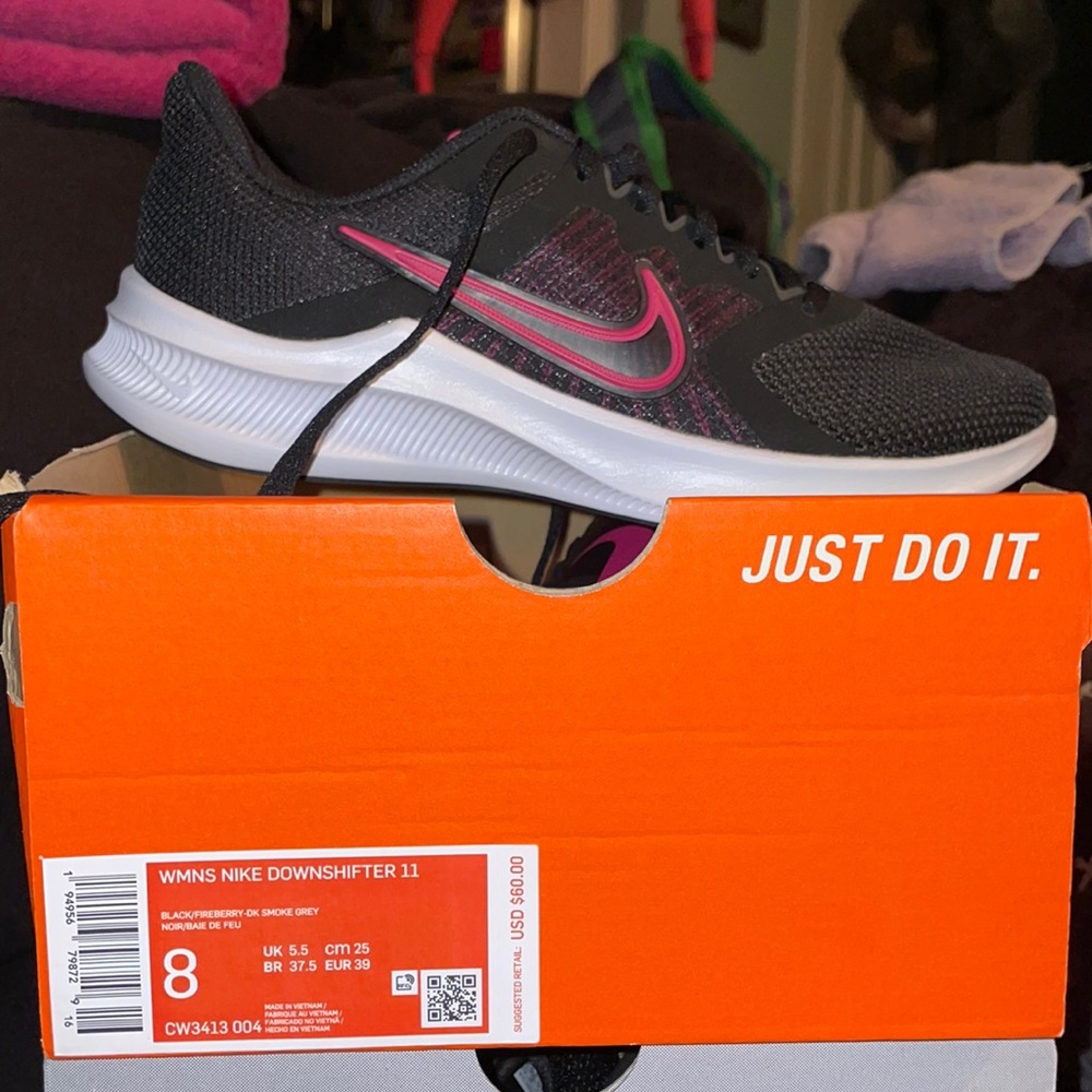 Woman’s Nike downshifter shoes size 8